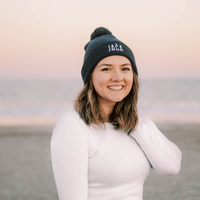 Jača Pom-Pom Beanie (White Text)