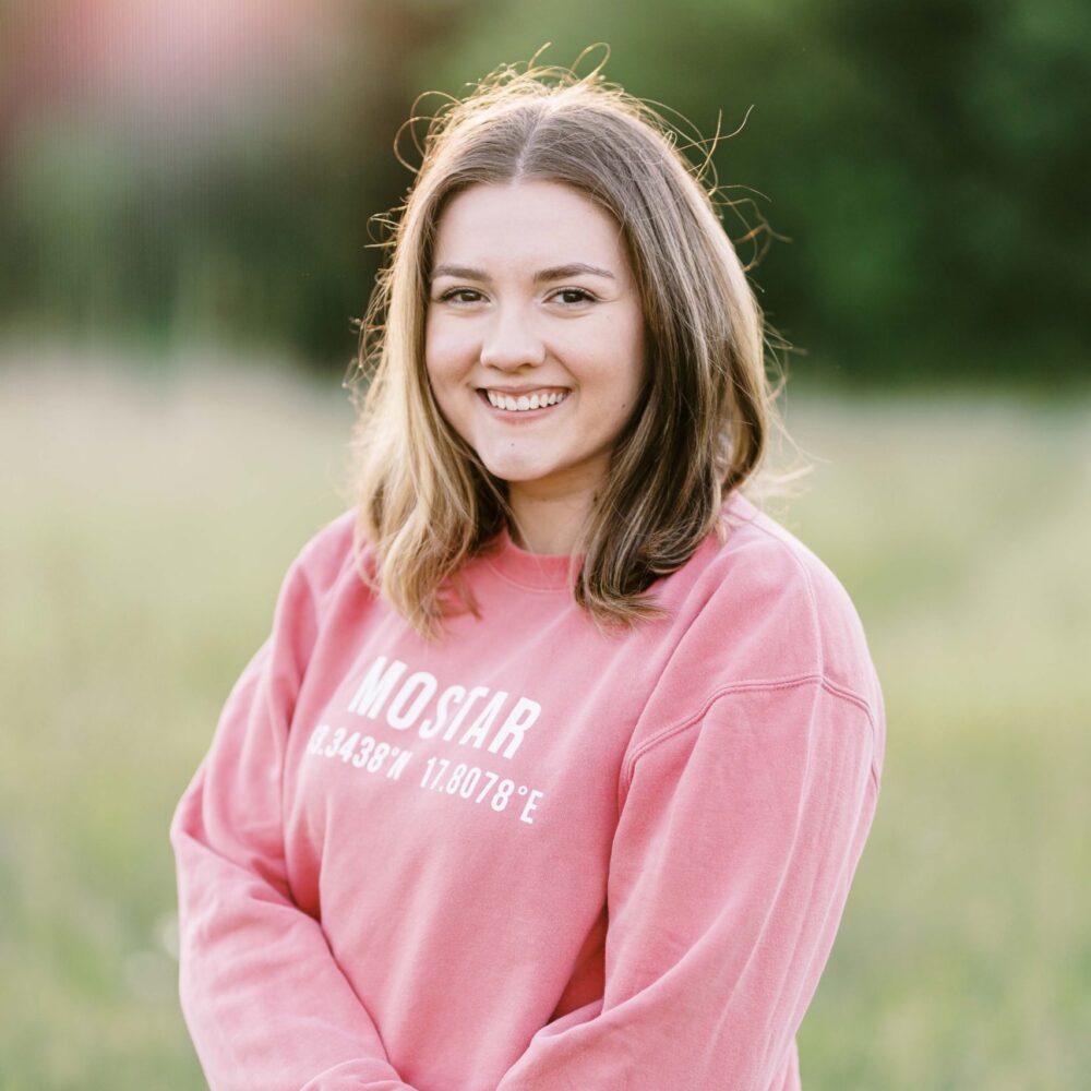mostar-bosnia-and-herzegovina-pink-vintage-sweatshirt-balkan-balkans-diaspora-style-balkan-bred-emina-minela-sejdin-photography